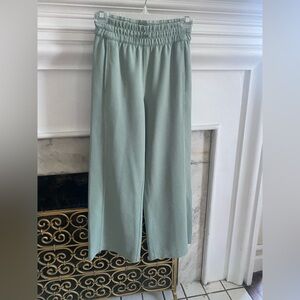 Lululemon Ribbed Softstreme Mid-Ride Wide-Leg Size 2 Cropped Pants 25”